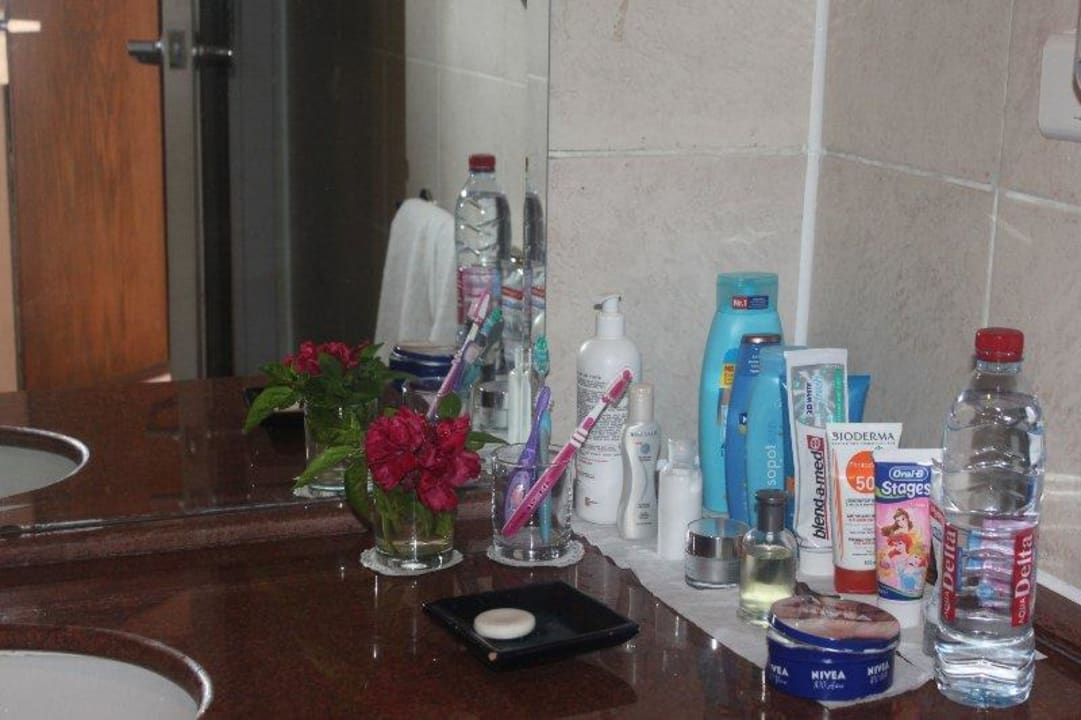 Pan, ktory sprzata zostawil nam kwiaty w lazience! Parrotel Beach Resort