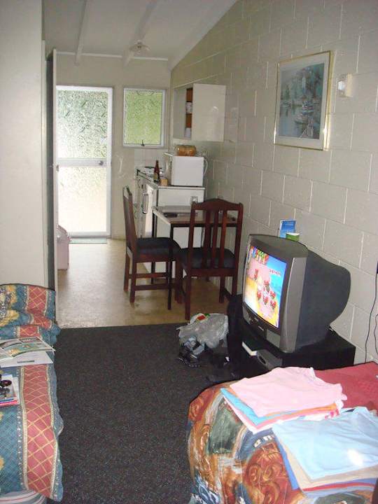 Blick vom Wohnraum auf die Küchenzeile Westport Motels