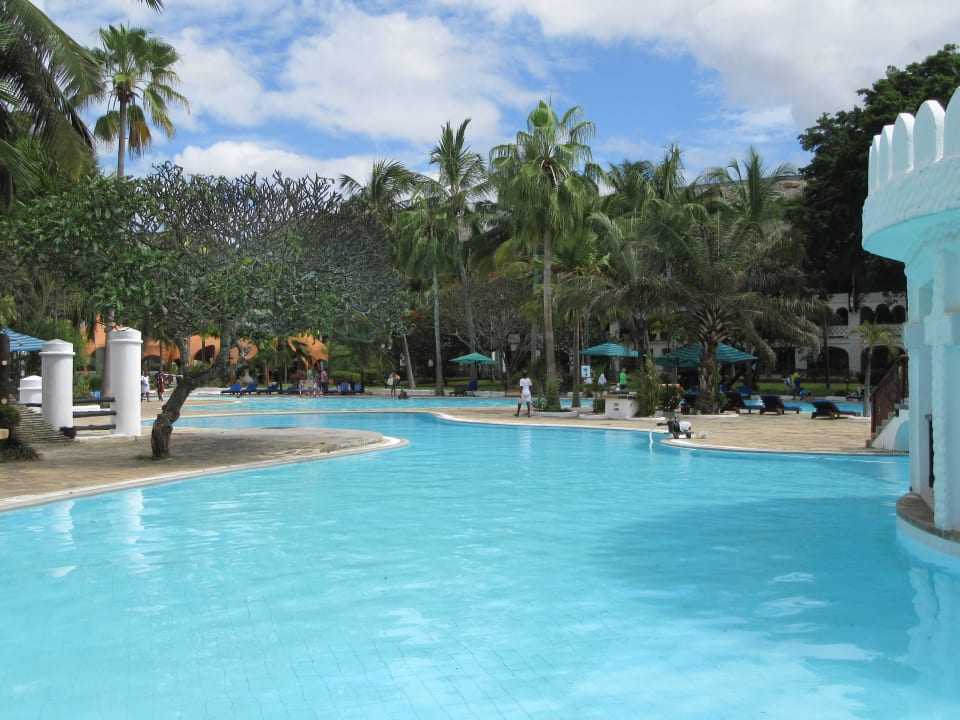 Große Poolanlange... Hier mit Swim Up Bar Hotel Southern Palms Beach Resort