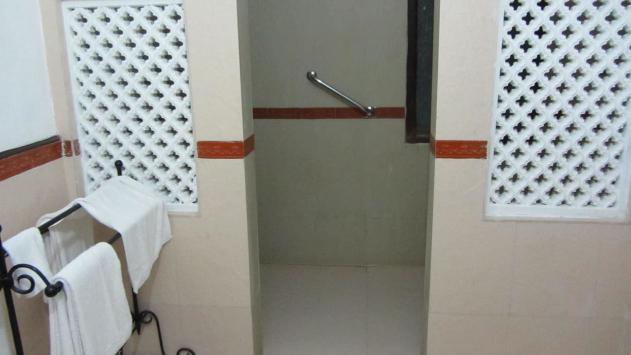 Dusche im Bad Hotel Ranbanka Palace