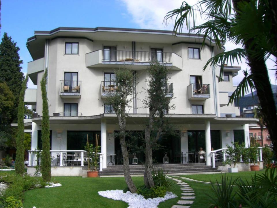 Gartenseite vom Hotel Parc Hotel Flora