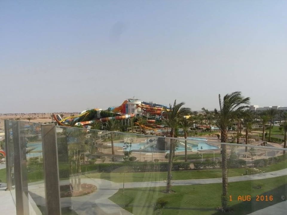 Ausblick vom Ruhebereich auf die Hotelanlage Jaz Aquaviva