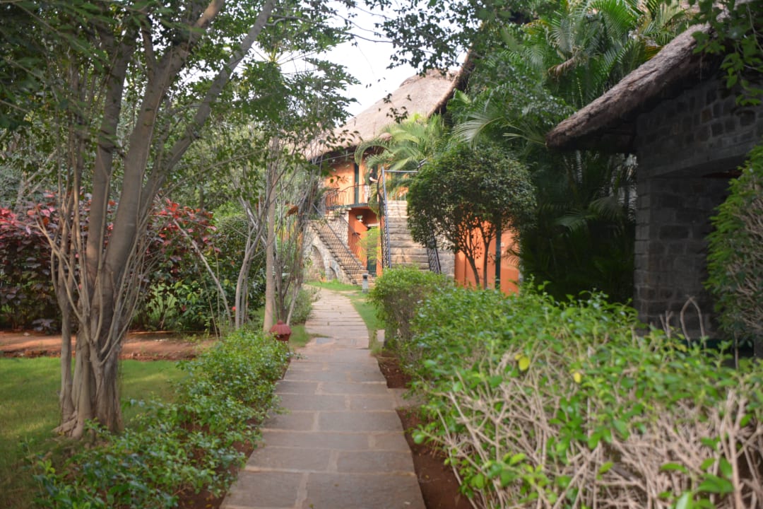 Weg zu den Wohnungen Hotel Sparsa Resort Thiruvanamalai