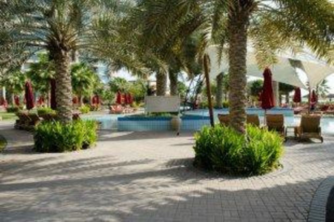 Die Poolanlage Khalidiya Palace Rayhaan by Rotana