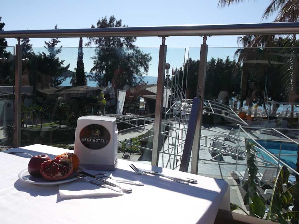 Mittag auf der Terrasse Sealife Buket Resort & Beach