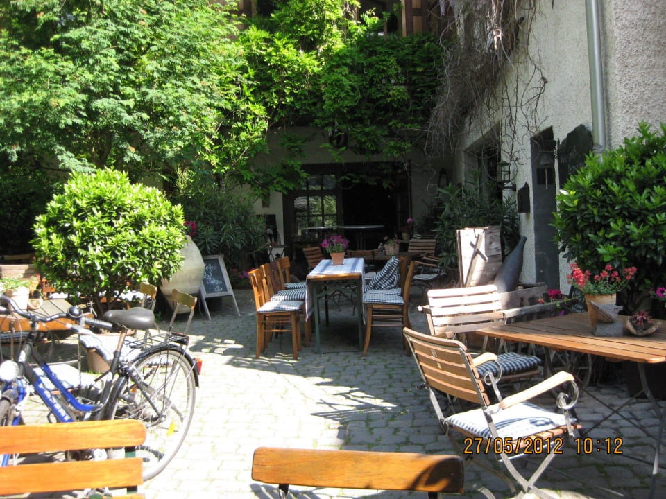 Innenhof zum gemütlichen Beisammensitzen Winzerhof Gietzen