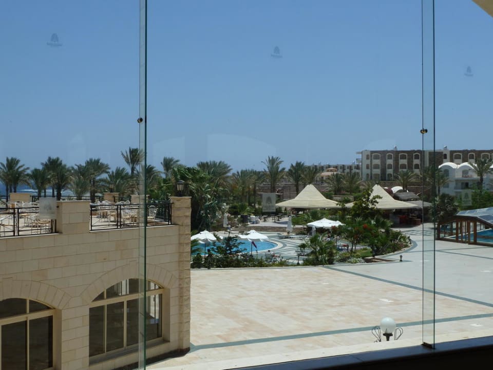 Blick zum Pool von der Lobby aus Brayka Bay Resort