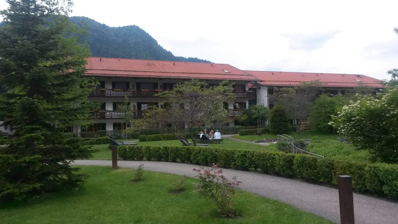 Gartenausblick auf die Zimmer Spa & Resort Bachmair Weissach