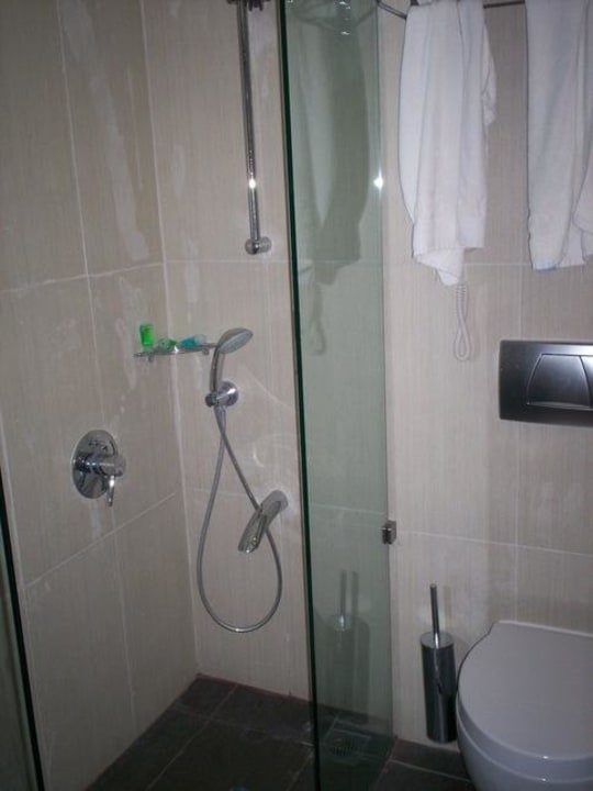 die Dusche (ohne Tür...) und die Toilette Olympian Bay Grand Resort