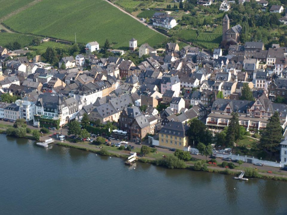 Blick auf das Hotel von weit oben Hotel Vier Löwen
