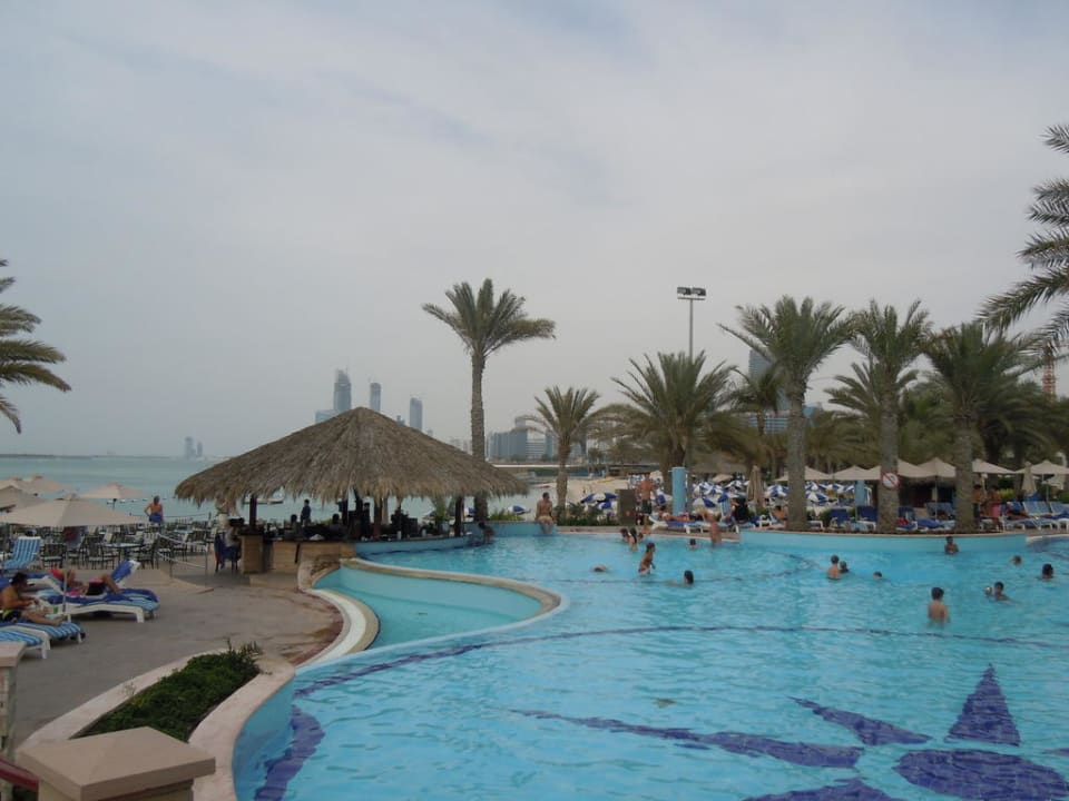 Poolanlage Radisson Blu Hotel & Resort Abu Dhabi Corniche