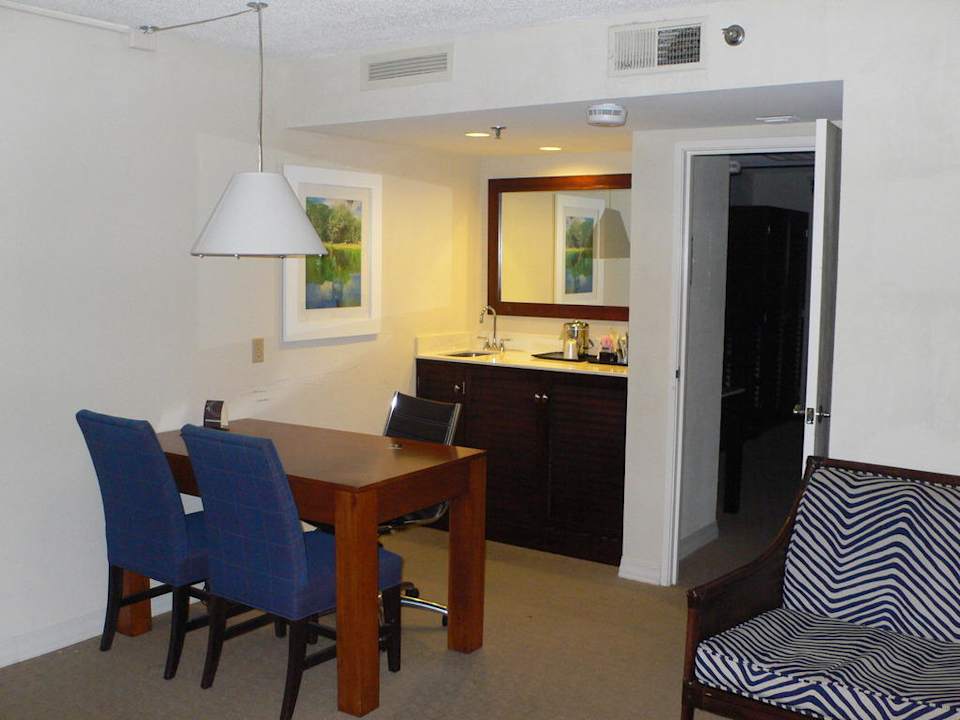 Wohnbereich mit Essecke und Küche Hotel Sheraton Suites Cypress Creek