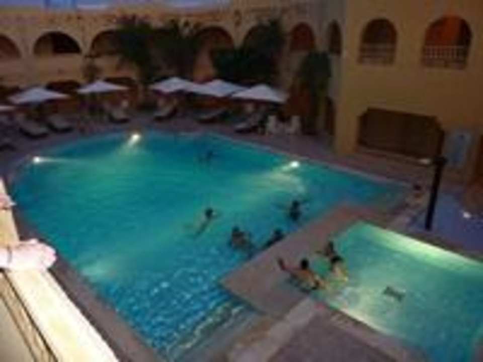 Basenik wieczorkiem Hotel Ksar Djerid