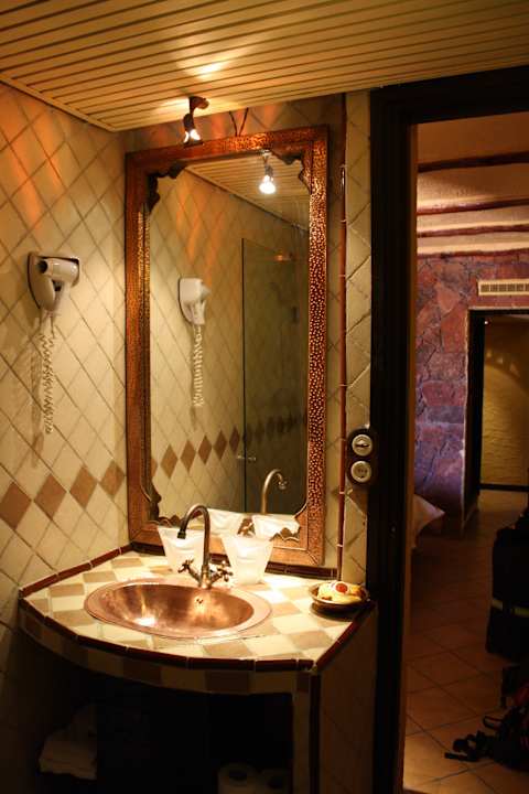 Waschbecken in Messingoptik Hotel Xaluca Dades