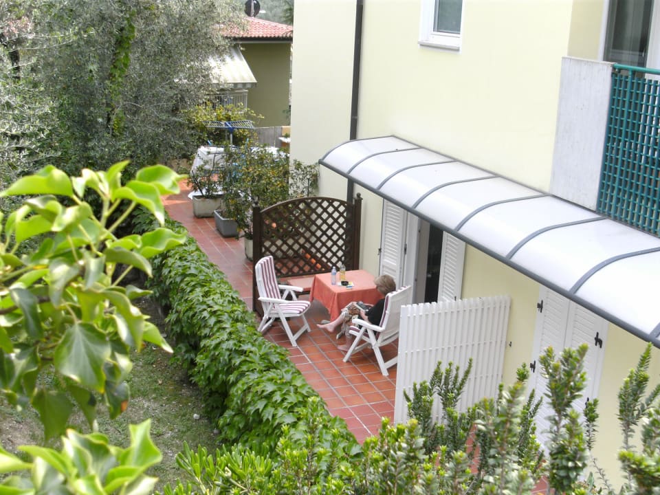 Blick auf die Terrasse vom Poolaufgang Villa Smeralda