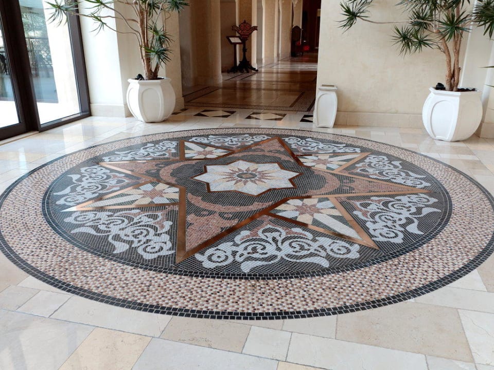 Hotelkorridor mit dekorativem Detail Arabian Court at One&Only Royal Mirage