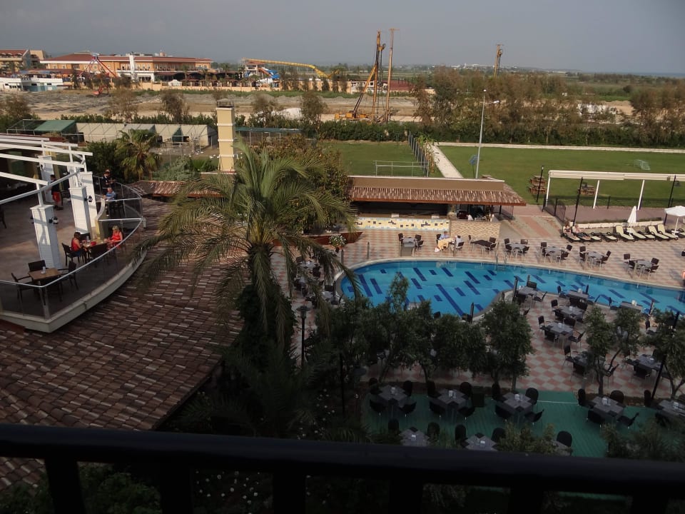 Ausblick über den Pool zur Baustelle Belek Beach Resort Hotel