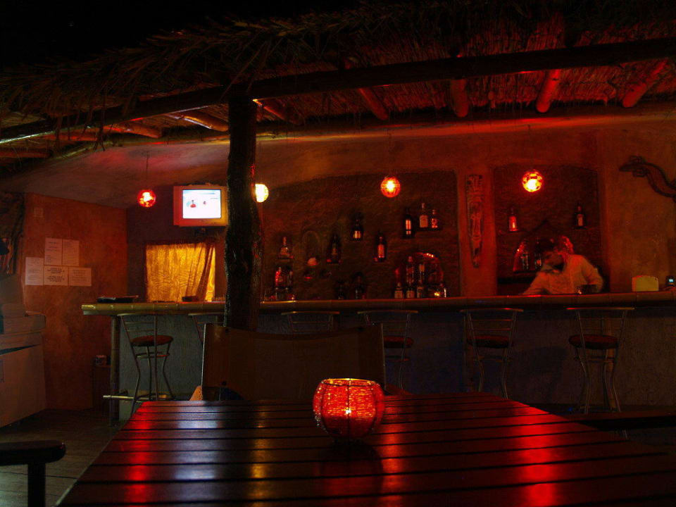 Zahradní bar Piranha v hotelu Coral večer Coral Hotel