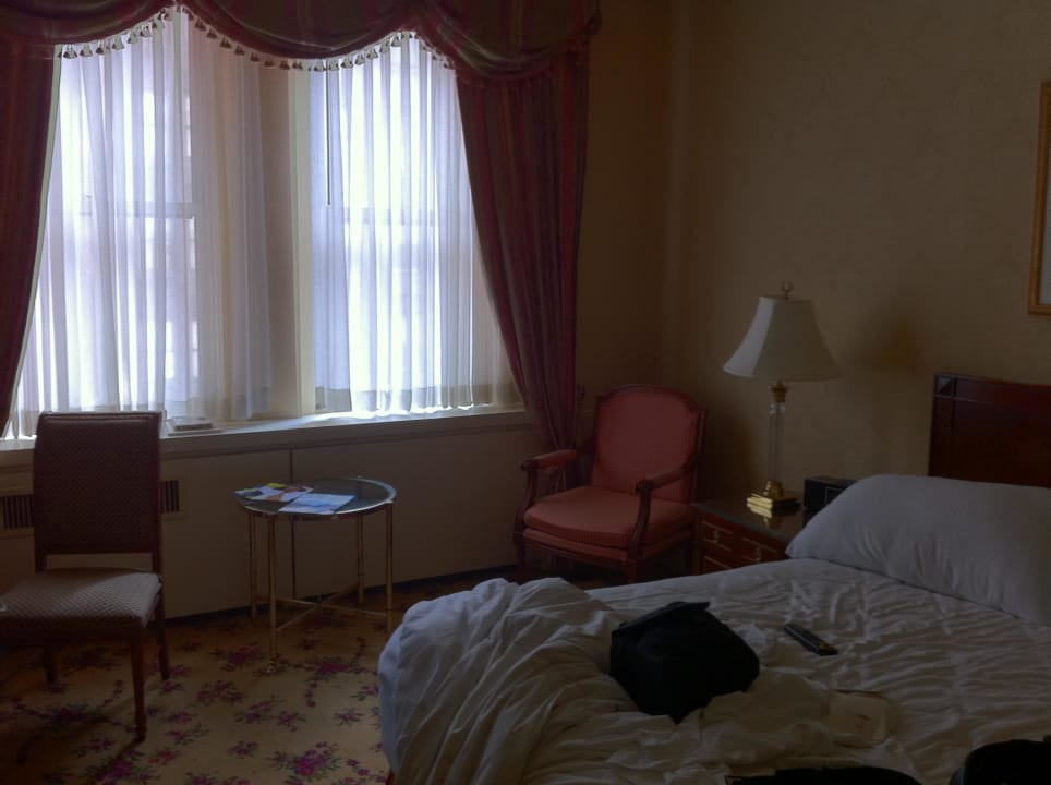 Klein, dunkel, dreckige Fenster; schwere Vorhänge The Waldorf Astoria New York