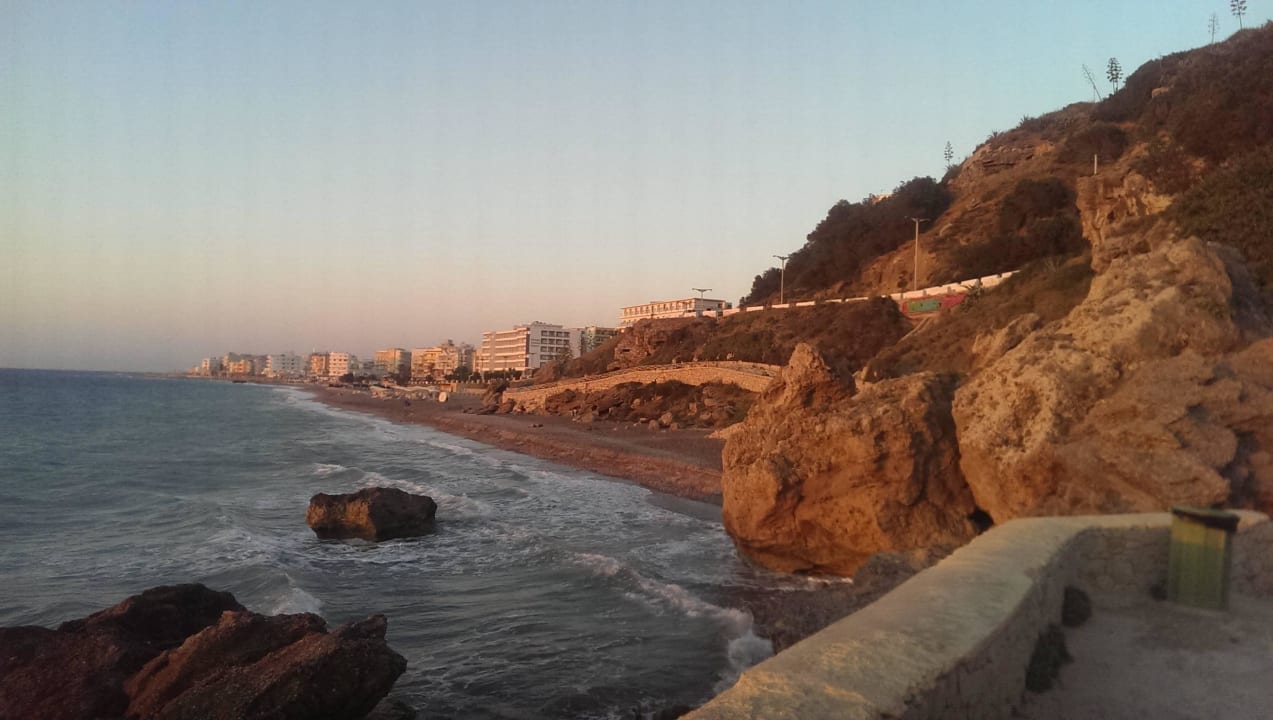 Blick von der naheligenden Strandweg auf das Hotel Rhodos Horizon Resort