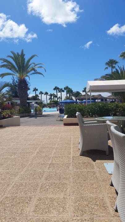 Bar mit Blick Richting Pool Dreams Lanzarote Playa Dorada Resort & Spa