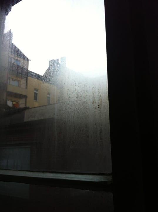 Verdreckte Scheiben. Hotel Haus Hillesheim