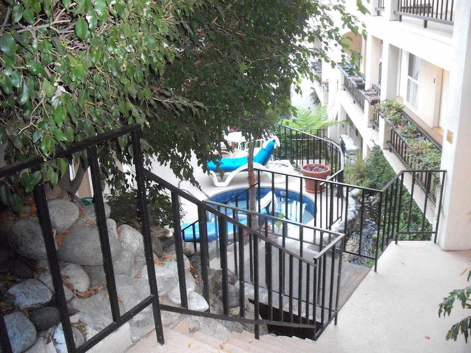 Whirlpool vor Suite Hotel Beverly Hills Plaza