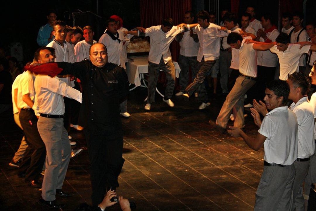 Der "Chef" tanzt mit den Angestellten Mira Meridia Beach Hotel