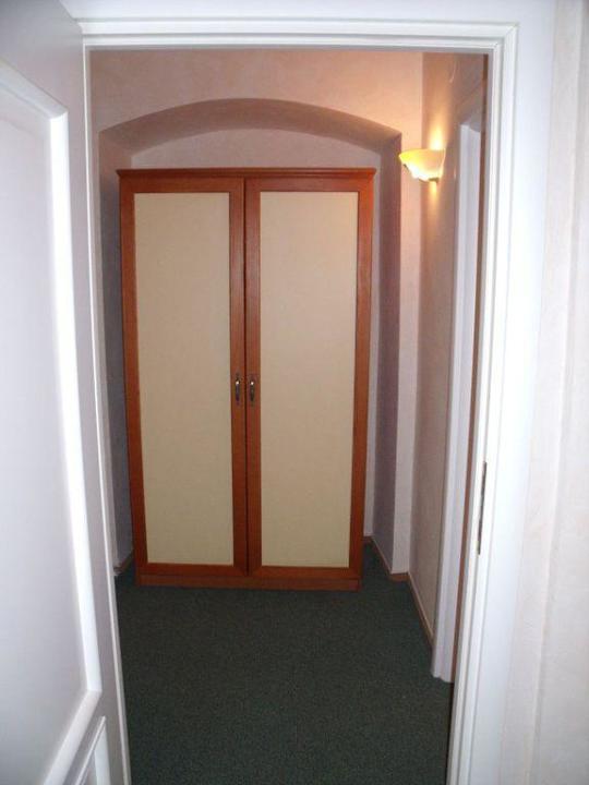 Kasten im Vorzimmer Hotel Ambassador