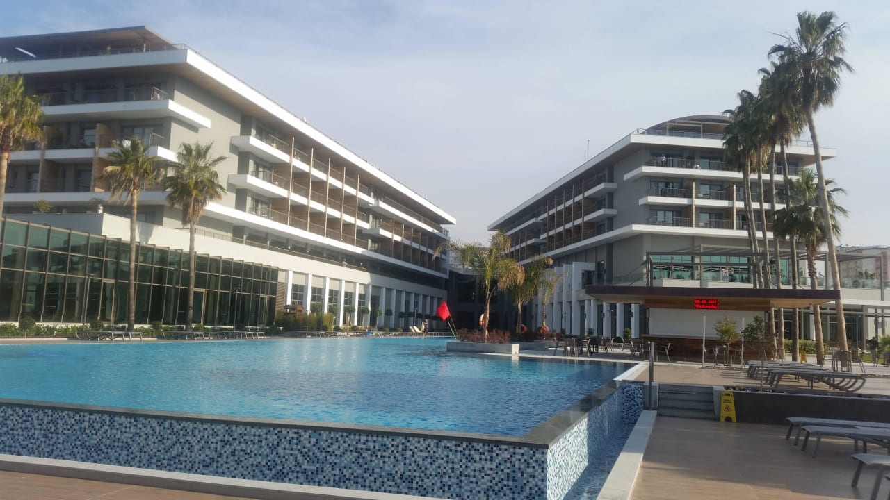 Blick vom Strand auf das Hotel Acanthus Cennet Barut Collection