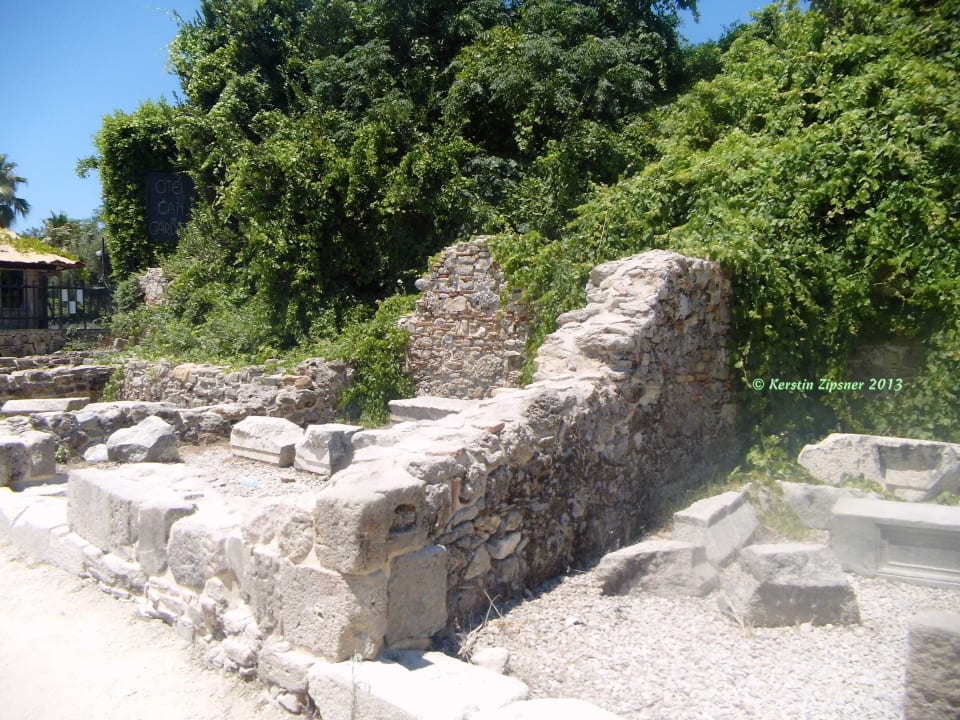 Ruinenstraße vor dem Haupteingang Can Garden Beach