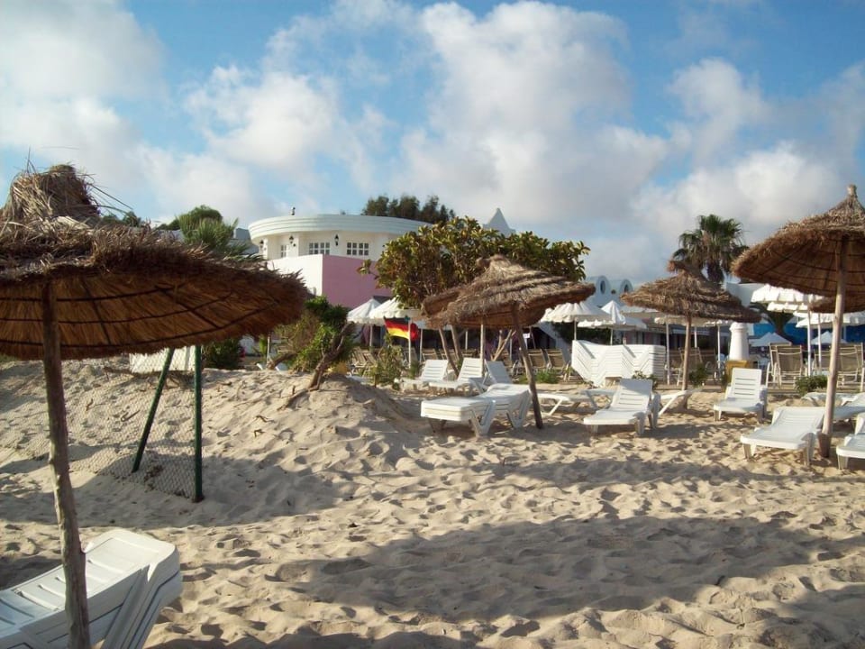 Blick vom Strand aufs Hotel Eden Club