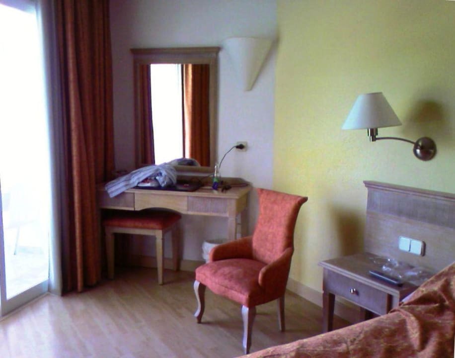 Zimmer, Schreibtisch, Sessel Iberostar Waves Playa de Muro