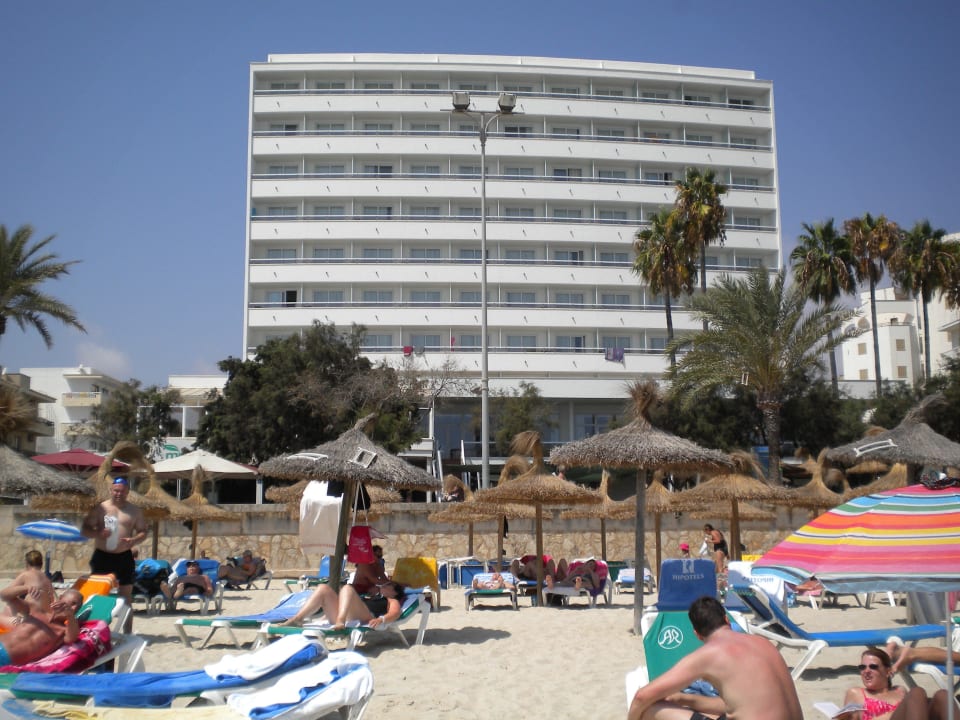 Blick auf das Haupthaus vom Strand Hipotels Don Juan
