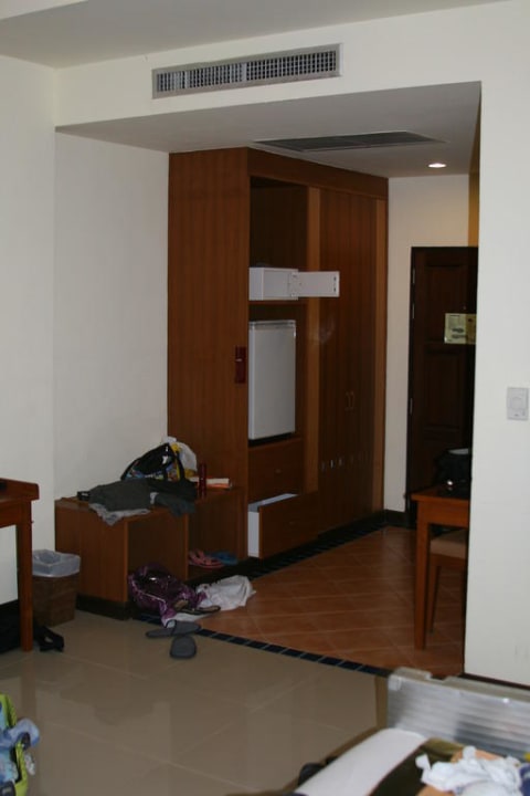 Deluxe Zimmer - Blick vom Bett zum Eingang Khaolak Orchid Beach Resort