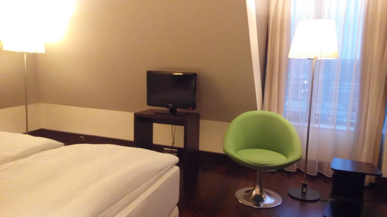 Schlafzimmer 734 mit 2. TV  NH Collection Dresden Altmarkt