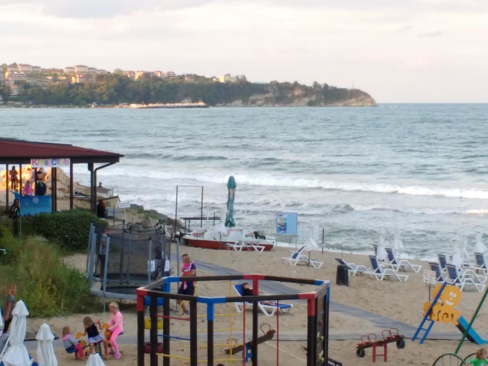 Blick auf den Spielplatz am Abend Sol Luna Bay