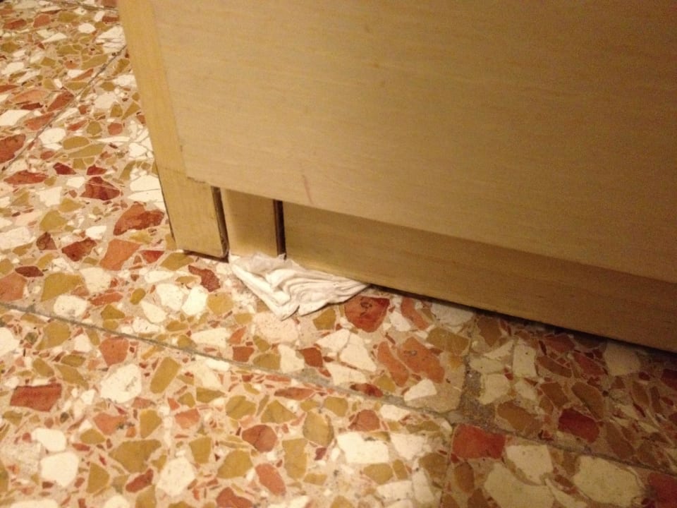 Kasten schief - Simi Lan Lösung Hotel Simi Lan