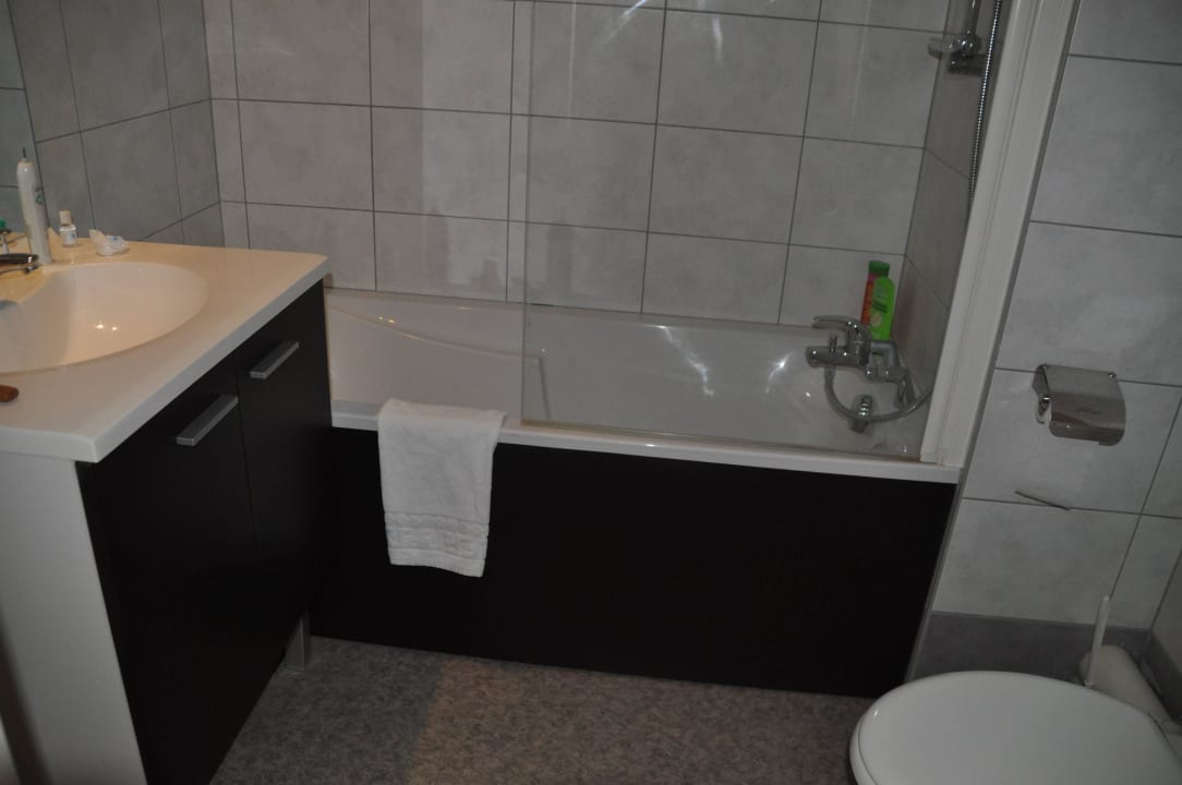 Badezimmer mit Dusche in der Badewanne Zénitude Hôtel & Résidence Les Portes d'Alsace