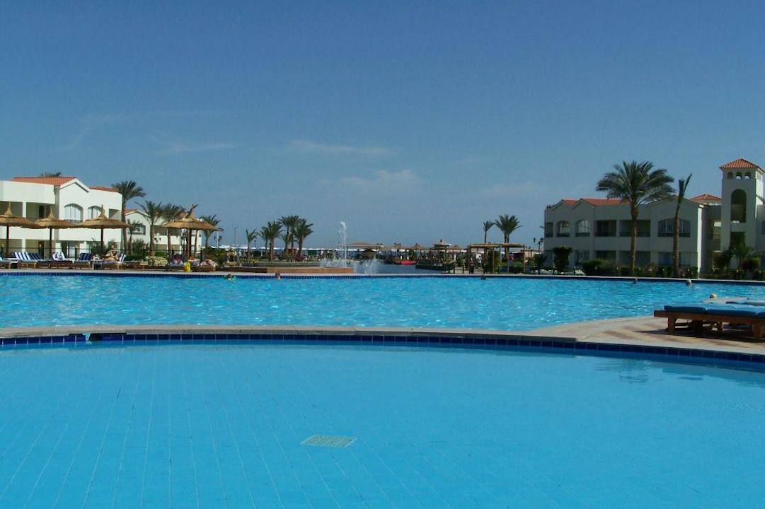 Am Pool der Anlage, mit Blick auf das Rote Meer Pickalbatros Dana Beach Resort - Hurghada