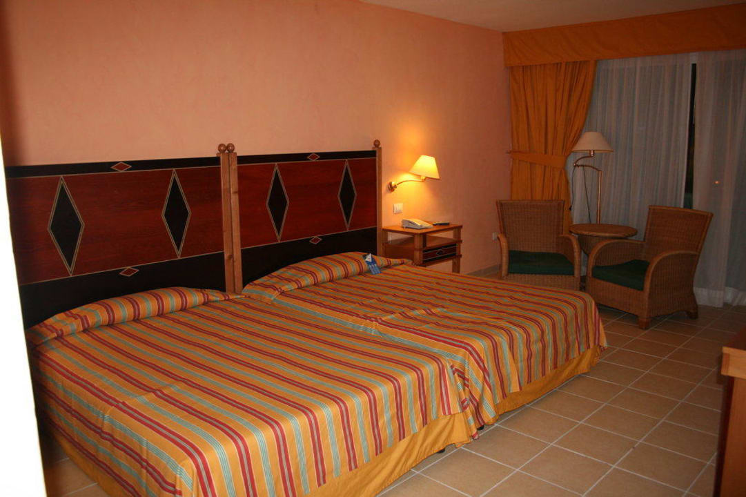 Blick ins Zimmer mit Sicht auf die Sitzecke Blau varadero - Adults only