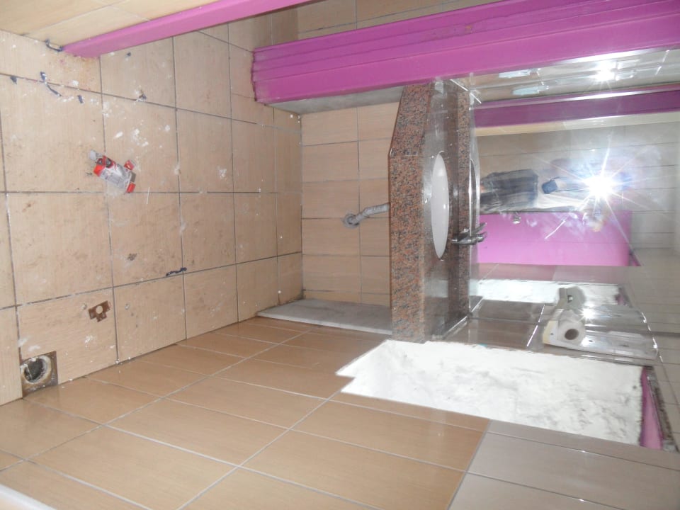 Toilette unter Poolbar Club Hotel Anjeliq