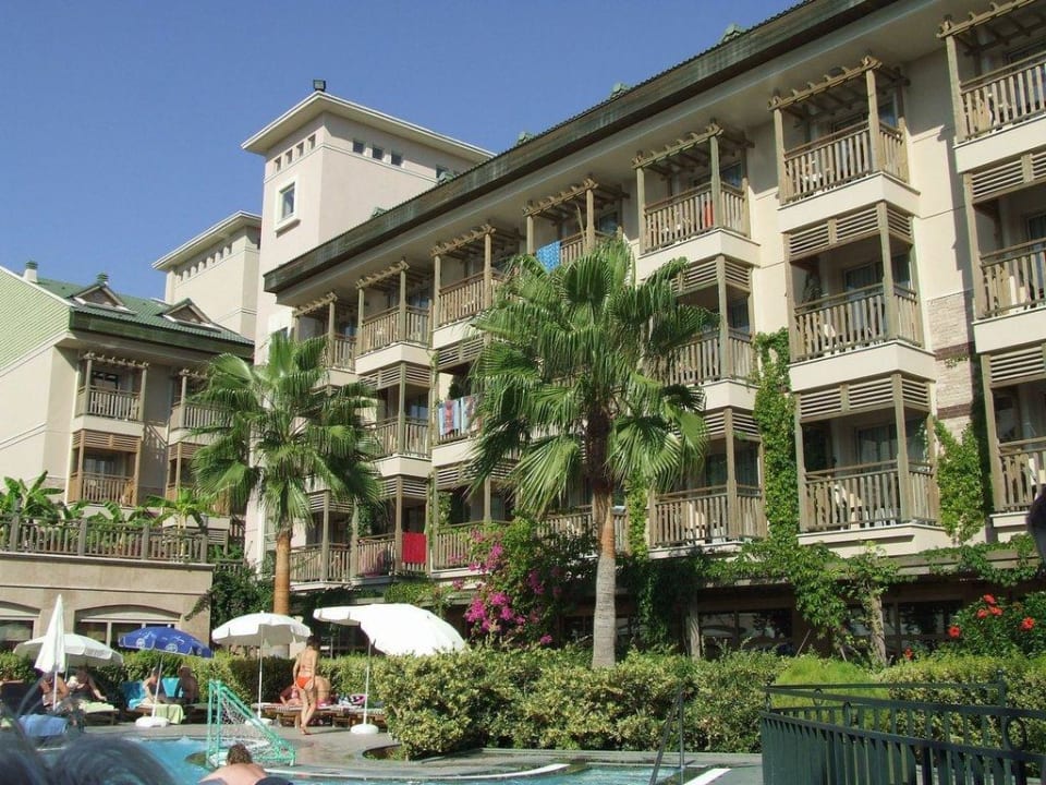 Blick auf die Balkone am Mittag Can Garden Resort