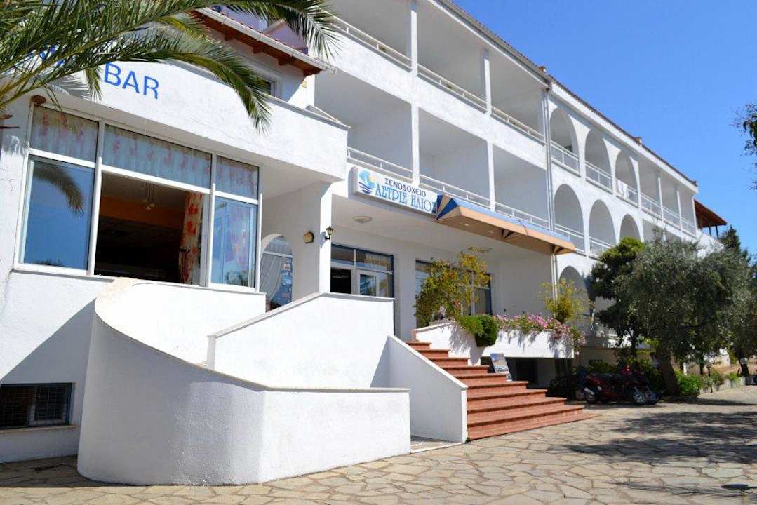 Wejście, z walizkami można wjechać Hotel Astris Sun