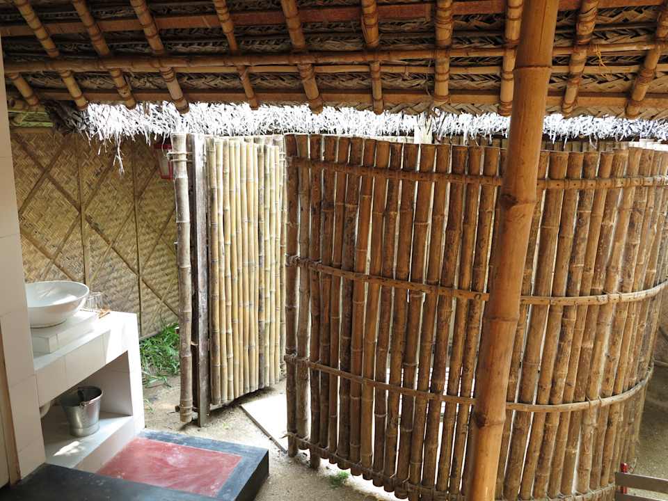 Offenes Bad mit Dusche unter Palmen Les 3 Elephants Backwaters Eco Resort