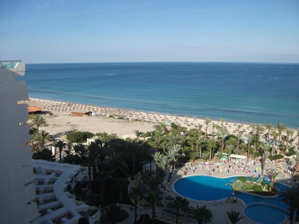 Ausblick vom Dach auf den Pool und Strand Riadh Palms Resort & Spa