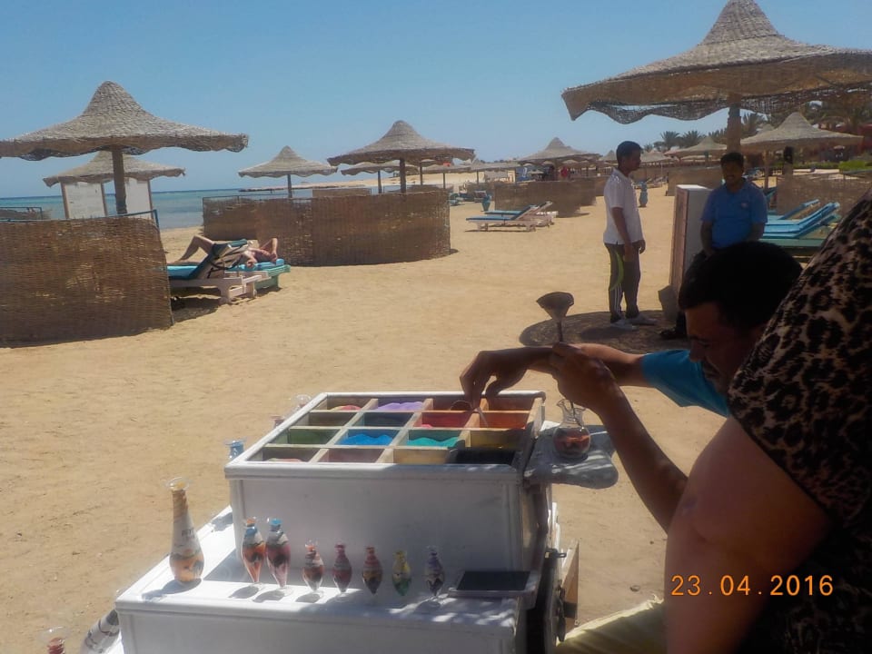 Verkäufer am Strand Swisstouch Oriental Resort Marsa Alam
