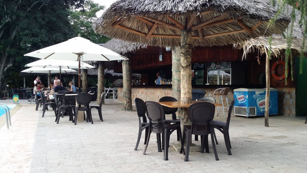 Tische und Stühle beim Pool Hotel Los Caneyes