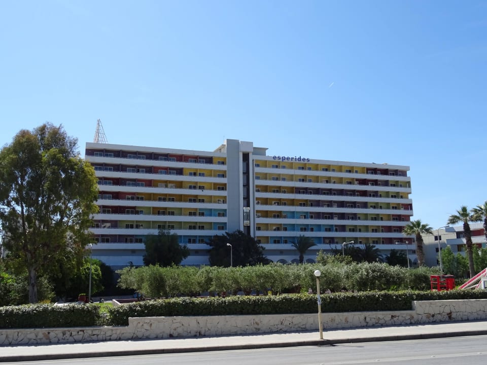 Von der Strasse aus  Esperides Beach Resort