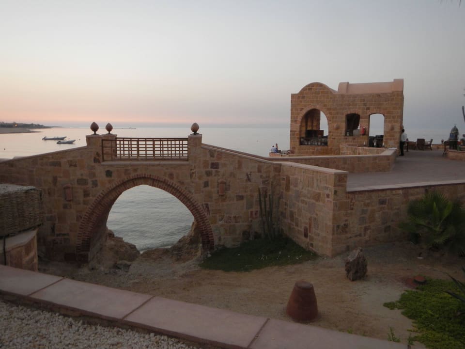 Blick auf die Rockbar  Mövenpick Resort El Quseir